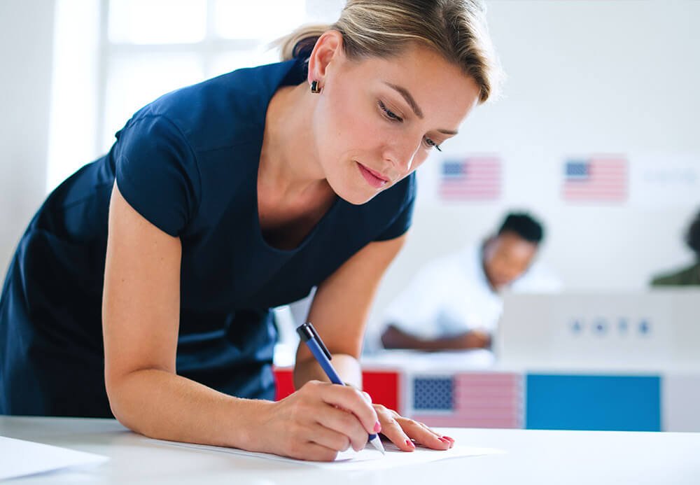 portrait-of-woman-voter-in-polling-place-usa-elect-PMQJND7.jpg
